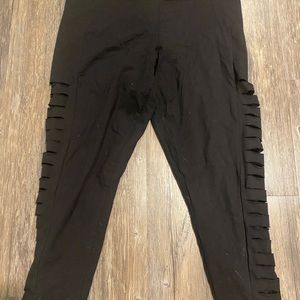 Torrid cropped leggings. Size 1. Side cut outs on the legs. Greta condition.